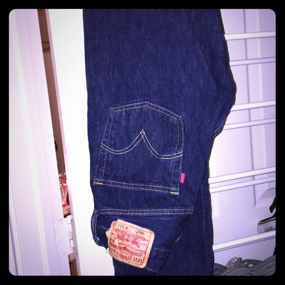 Men’s dark blue Levi jeans